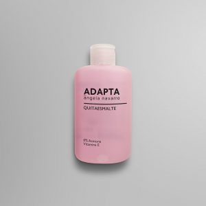 una botella de jabón sobre una mesa.
