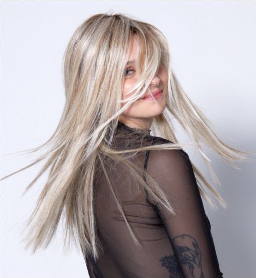 una mujer con cabello largo y rubio posa para una foto.