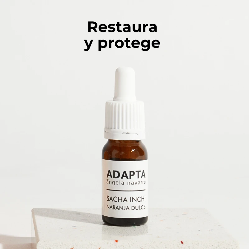 Aceite de Sacha Inchi en frasco de cristal ámbar sobre fondo claro, de ADAPTA Cosmetics