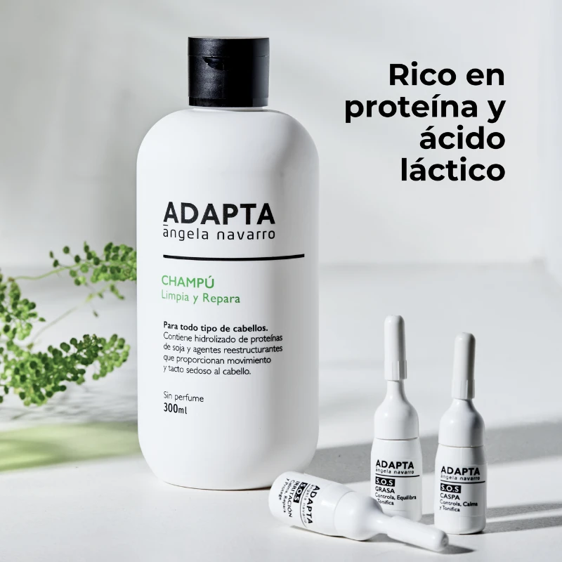 Champú Anticaspa en su envase junto a las ampollas del tratamiento capilar, de ADAPTA Cosmetics
