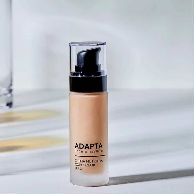 Crema Nutritiva con Color SPF50 en frasco dosificador sobre fondo claro, de ADAPTA Cosmetics