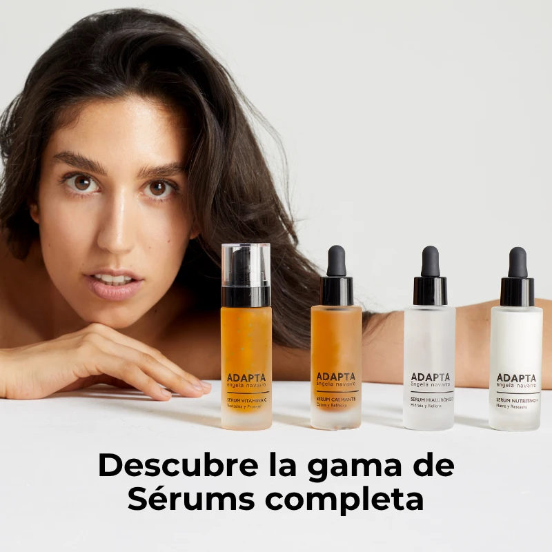 Sérum Hialurónico junto a la gama completa de sérums en manos de una mujer, de ADAPTA Cosmetics