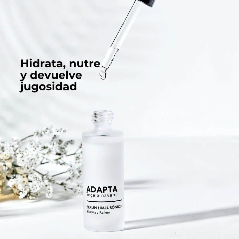 Sérum Hialurónico en frasco con cuentagotas sobre fondo claro, de ADAPTA Cosmetics