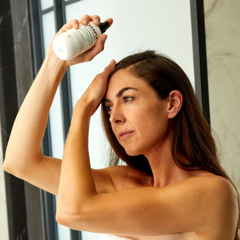 Tratamiento Capilar, modelo con la melena suelta junto a la ventana, de ADAPTA Cosmetics