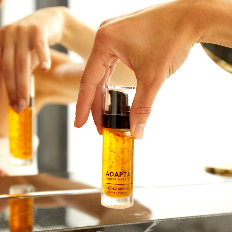 Vitamina C en frasco de cristal con cuentagotas y su textura a la vista, de ADAPTA Cosmetics