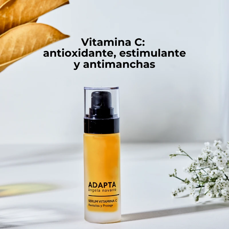 Vitamina C en frasco con cuentagotas junto a hojas verdes, de ADAPTA Cosmetics